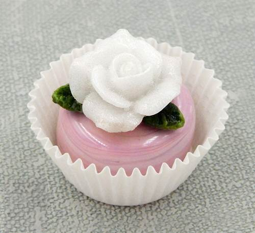 Click to view detail for HG-191 Petit Four White Rose on Strawberry Choc $52
